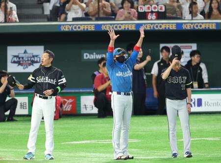 声援に応える小久保監督、新庄監督コーチ、岸田コーチ（撮影・金田祐二）