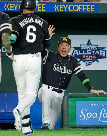 　８回、２ランを放った代打西川史（手前）を迎える全パ・小久保監督＝東京ドーム