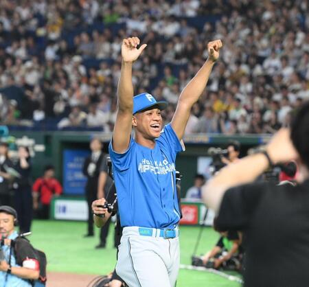 最優秀選手賞（ＭＶＰ）を獲得して喜ぶ万波（撮影・堀内翔）