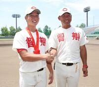 　４安打と活躍を見せた智弁和歌山・山田（左）と中谷監督（撮影・坂部計介）