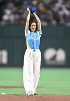 始球式を務める上戸彩（撮影・開出牧）