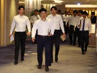 １２球団オーナーとの協議に向かう近藤健介会長ら選手会（撮影・金田祐二）