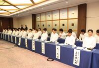 １２球団オーナーとの協議に臨む選手会＝東京ドームホテル（撮影・金田祐二）