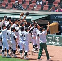 甲子園初出場を決め、歓喜する福山ナイン（撮影・北村雅宏）