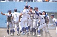 甲子園出場を決め、マウンドに集まり大喜びの履正社ナイン（撮影・坂部計介）