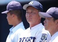 閉会式で甲子園するナインを見守る履正社・多田晃監督（撮影・坂部計介）