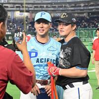 記念撮影をする村林と牧（撮影・堀内翔）