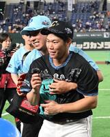 試合前にじゃれあう藤平（左）と坂倉（撮影・堀内翔）