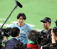 取材に応じる柳田（左）と坂本（撮影・山口登）