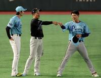 試合前、談笑する（左から）周東、坂本、若月（撮影・山口登）