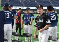 試合前の集合写真に遅れ来て参加出来なかった平良