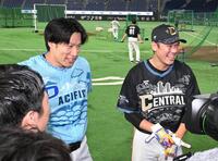 テレビのインタビューを受けるソフトバンク・柳田（左）と巨人・坂本