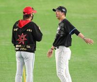 新庄監督（左）と話す藤川監督（撮影・西岡正）