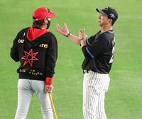 試合前、新庄監督（左）と話す藤川監督（撮影・西岡正）