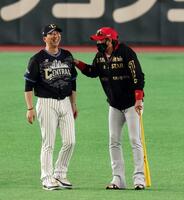 藤川監督（左）と談笑する新庄監督（撮影・山口登）