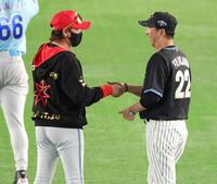試合前、新庄監督（左）と話す藤川監督（撮影・西岡正）