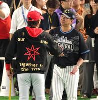 試合前、新庄監督（左）と握手する藤川監督（撮影・西岡正）