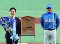 野球殿堂入りした栗山英樹氏は新庄監督（右）と写真に納まる（撮影・山口登）