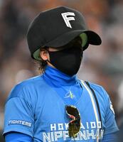 試合前のセレモニーに大きな帽子をかぶってで登場した新庄監督（撮影・堀内翔）