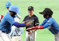 巨大な帽子をかぶり登場するレイエス（左）と新庄監督（撮影・山口登）