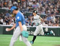 １回、ソロを放ち一塁を回る佐藤輝。手前左は伊藤（撮影・堀内翔）