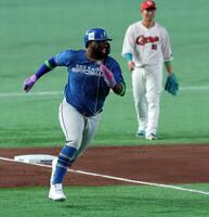 ３回、レイエスは栗原の右翼線二塁打で激走し本塁を狙うもタッチタッチアウトになる（撮影・山口登）