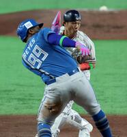 ３回、レイエスは栗原の右翼線二塁打で激走し本塁を狙うもタッチアウトになる（撮影・山口登）