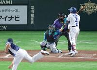 三回、死球を受ける牧（撮影・西岡正）