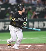 ３回、中越え適時二塁打を放つ近藤（撮影・開出牧）