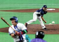 ３回、平良は牧に死球を与える（撮影・山口登）