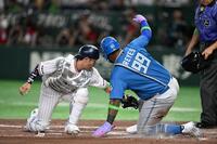 ３回、本塁でタッチアウトになるレイエス（撮影・堀内翔）