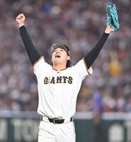 ６回、ネビンを三ゴロ併殺に打ち取りガッツポーズを決める田中瑛（撮影・開出牧）