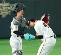 ６回、無失点に抑えた田中瑛をねぎらう坂本（撮影・金田祐二）