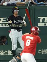 ７回、辰己の〝楽天カード〟メガネで打席を待つ柳田（撮影・金田祐二）