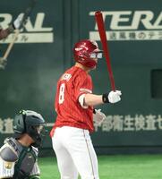 ７回、〝楽天カード〟メガネで打席に立つ辰己（撮影・金田祐二）