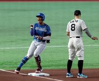 ７回、万波は適時三塁打を放ちベンチにポーズを送る（撮影・山口登）