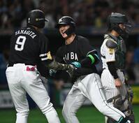 ８回、左越え２ランを放ち柳田（左）とタッチを交わす代打の西川（撮影・開出牧）