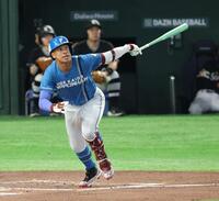 ７回、適時三塁打を放つ万波（撮影・金田祐二）