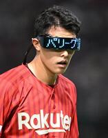 試合後、電光掲示板サングラスをかける辰己（撮影・堀内翔）