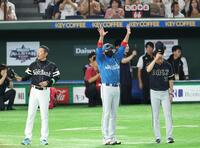 声援に応える小久保監督、新庄監督コーチ、岸田コーチ（撮影・金田祐二）