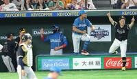 勝利を喜ぶ新庄監督ら（撮影・金田祐二）