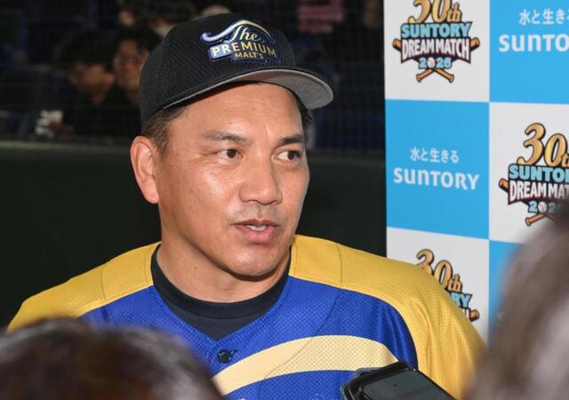 試合前、取材に応じる井口資仁氏（撮影・開出牧）