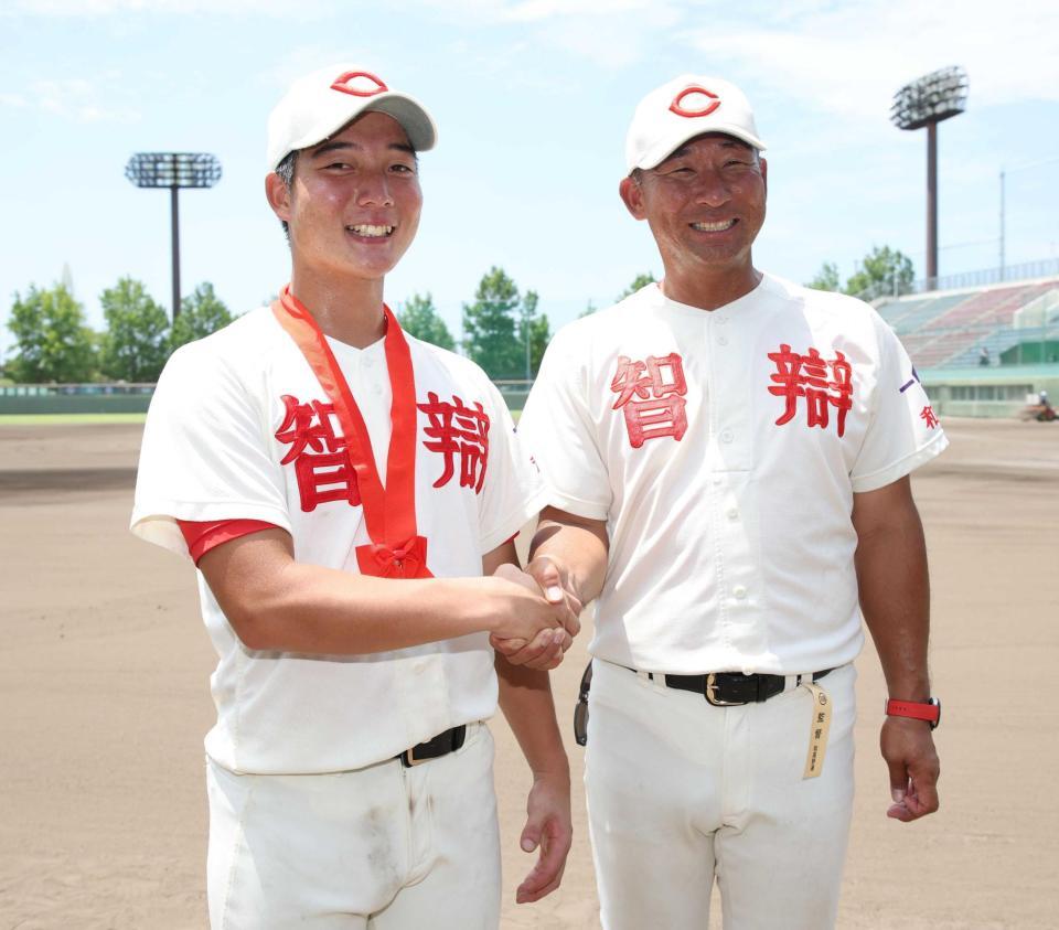 　４安打と活躍を見せた智弁和歌山・山田（左）と中谷監督（撮影・坂部計介）
