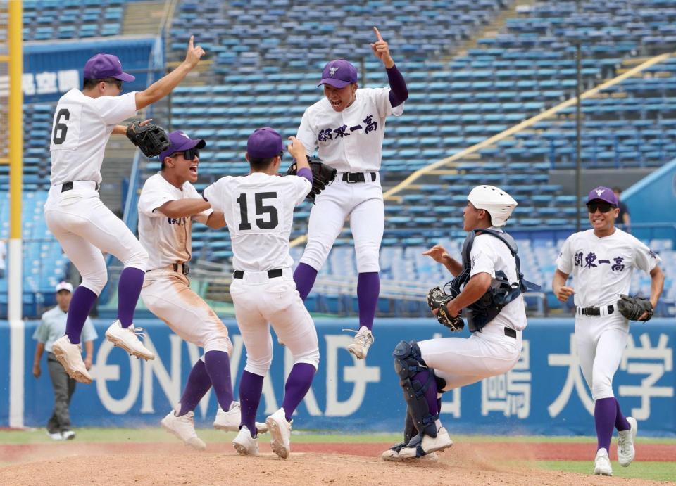 　優勝し歓喜の関東第一ナイン（撮影・金田祐二）
