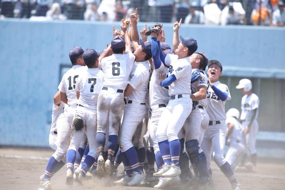 甲子園出場を決め、喜ぶ履正社ナイン
