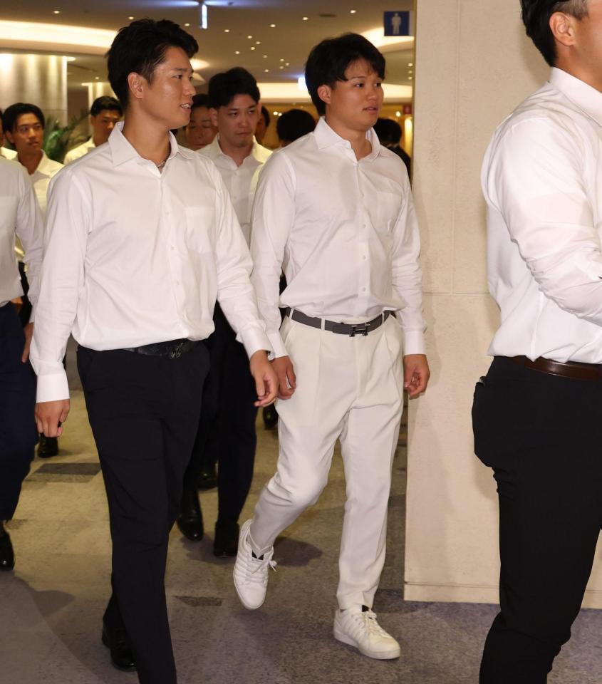 会議に向かう森下（右）＝撮影・金田祐二