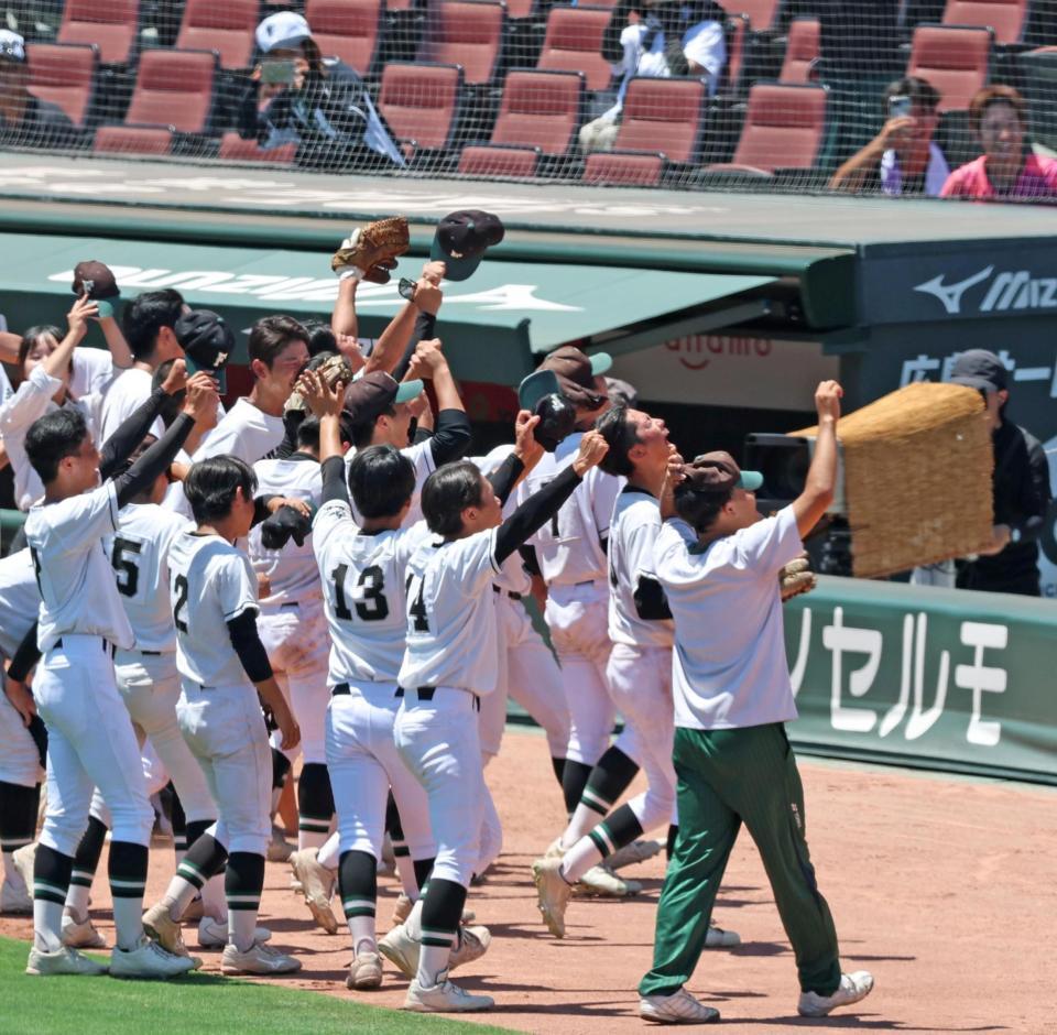 甲子園初出場を決め、歓喜する福山ナイン（撮影・北村雅宏）