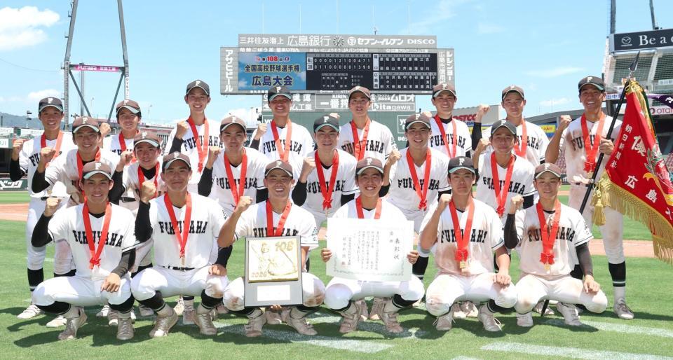 甲子園初出場を決め、記念写真に納まる福山ナイン（撮影・北村雅宏）