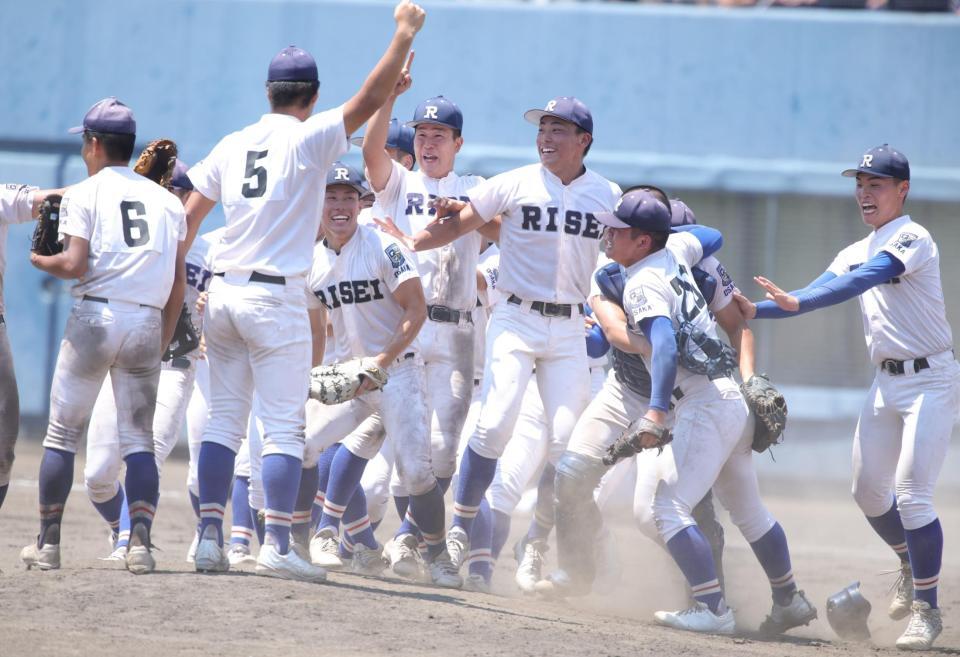 甲子園出場を決め、マウンドに集まり大喜びの履正社ナイン（撮影・坂部計介）