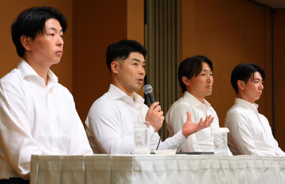 取材に応じる（左から）広島・大瀬良大地理事長、ソフトバンク・近藤健介会長、西武・源田壮亮副会長、巨人・松本剛副会長（撮影・金田祐二）
